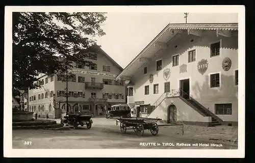 AK Reutte, Rathaus mit Hotel Hirsch
