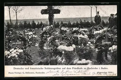 AK Karlsruhe /Baden, Deutsche und französische Soldatengräber auf dem Friedhof, 1914