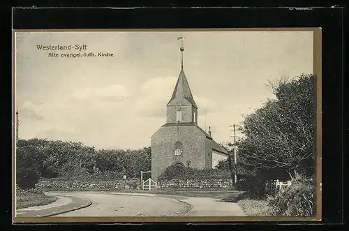 AK Westerland /Sylt, Alte evangelisch-lutherische Kirche mit Strasse