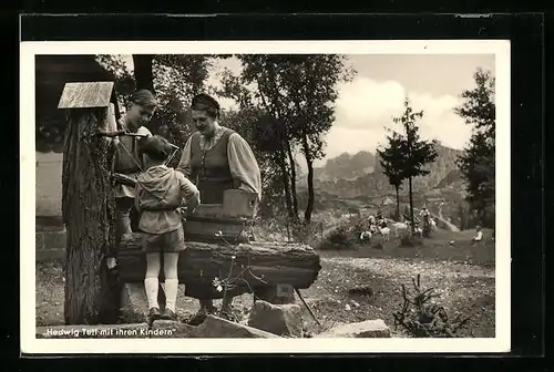 AK Oetigheim, Volksschauspiel Wilhelm Tell, Hedwig Tell mit ihren Kindern