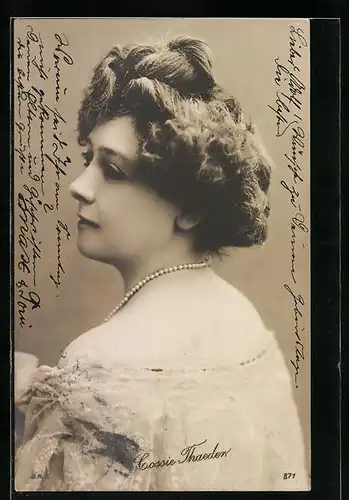 AK Schauspielerin Cossie Thaeden mit Perlenkette