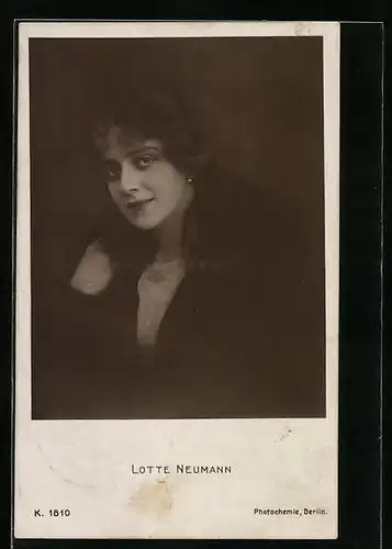 AK Schauspielerin Lotte Neumann mit Pelzmantel
