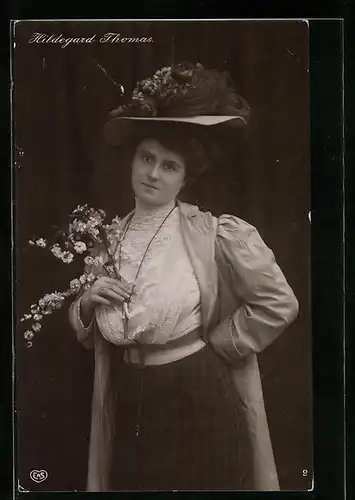 AK Schauspielerin Hildegard Thomas mit Hut und Blumenstrauss
