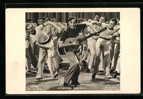 AK Schauspieler Johannes Heesters mit Gitarre und Tänzern