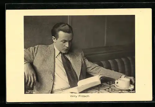 AK Schauspieler Willy Fritsch beim Lesen