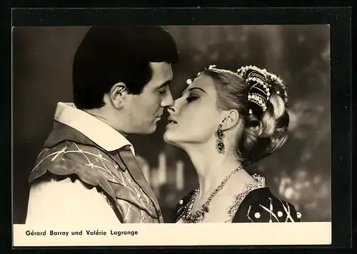 AK Schauspieler Gerard Barray und Valerie Lagrange sich küssend