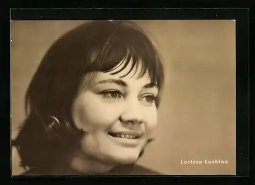 AK Schauspielerin Larissa Lushina freundlich lächend