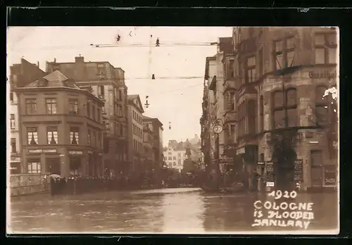 Foto-AK Köln, Hochwasser 1920, Strassenpartie mit Gasthaus und Geschäften