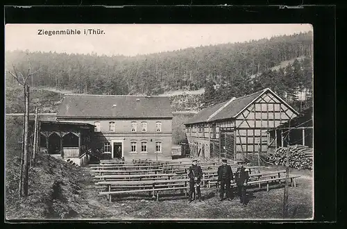 AK Ziegenmühle /Th., Haus mit Nebengebäuden und Veranda, Gartenansicht mit Bänken, im Vordergrund Soldaten