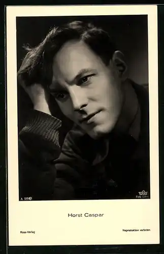AK Schauspieler Horst Casper den Kopf aufstützend
