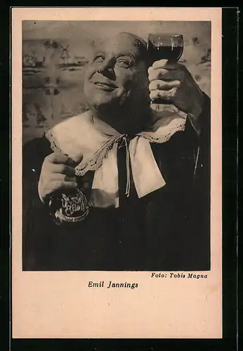 AK Schauspieler Emil Jannings mit erhobenem Weinglas