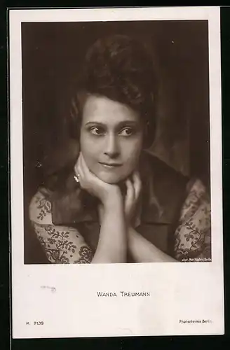 AK Schauspielerin Wanda Treumann mit aufgestütztem Kopf