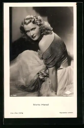AK Schauspielerin Marte Harell mit Blumen im Haar