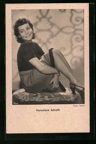 AK Schauspielerin Hannelore Schroth mit angezogenen Beinen sitzend