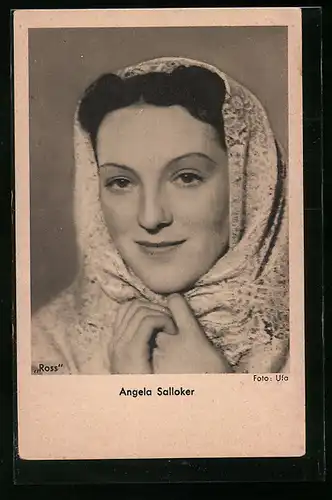 AK Schauspielerin Angela Salloker mit Kopftuch