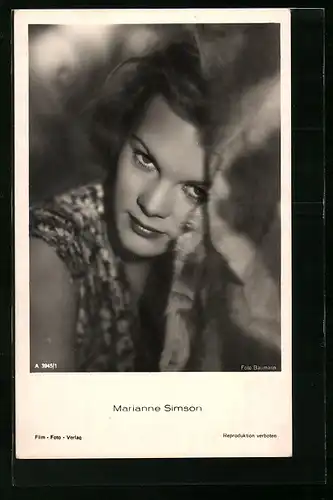 AK Schauspielerin Marianne Simson mit angelehmtem Kopf