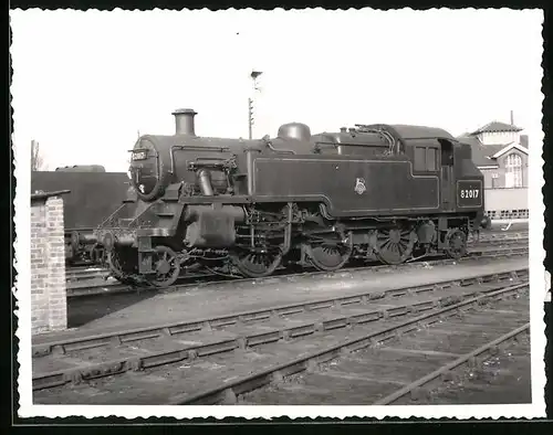 Fotografie britische Eisenbahn, Dampflok, Lokomotive Lok-Nr. 82017