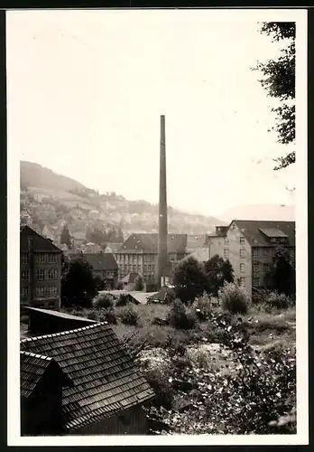 Fotografie unbekannter Fotograf, Ansicht Tailfingen, Ortsansicht mit Fabrikschornstein