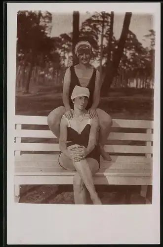Fotografie Bademode, Damen im Badeanzug auf einer Bank posierend