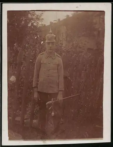 Fotografie 1.WK, Knabe in Uniform mit Pickelhaube & Bajonett