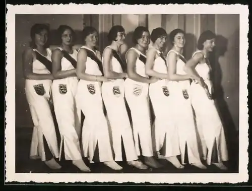 Fotografie hübsche Mädchen im Trainingsanzug Sportverein SVK 1893