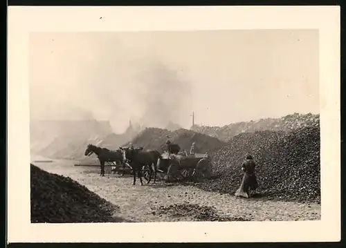 Fotografie unbekannter Fotograf, Ansicht Kalisch / Kalisz, brennende Kohlenhalden am Stadtrand 1939