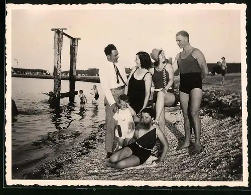 Fotografie unbekannter Fotograf, Ansicht Cuxhaven, Kräftiger Herr & junge Damen im Badeanzug