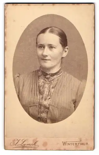 Fotografie J. Linck, Winterthur, Hübsche Frau in hochgeschlossenem Kleid