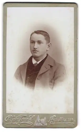 Fotografie Alph. Tronel, Schaffhausen, bürgerlicher junger Mann mit Anzug und Mantel