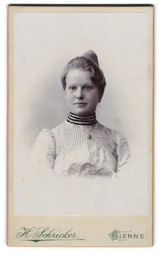 Fotografie H. Schricker, Bienne, Rue Centrale No. 3, junge Frau mit Halskette und Dutt