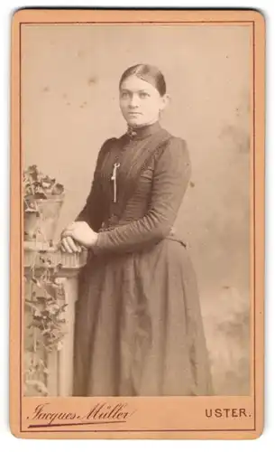 Fotografie Photographische Anstalt Jaques Müller, Uster, Dame an Steinsäule stehend mit strenger Frisur