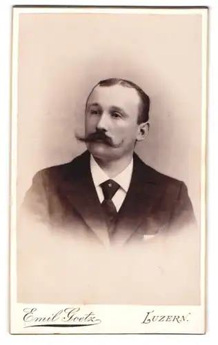 Fotografie Emil Goetz, Luzern, Hirschmattstrasse 8, eleganter Herr im Anzug mit Krawatte und Zwirbelbart