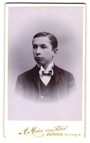 Fotografie A. Meier von Tobel, Zürich, Rennweg 4, junger Mann im Anzug mit Vatermörder