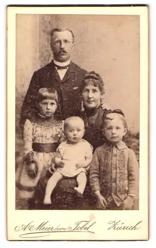 Fotografie A. Meier von Tobel, Zürich, Rennweg 4, festlich gekleidete Familie mit 3 Kindern