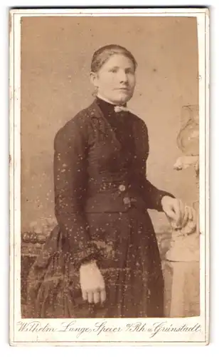 Fotografie W. Lange, Speyer, Mühlthurmstrasse 10, Dame im taillierten Kleid mit strenger Frisur