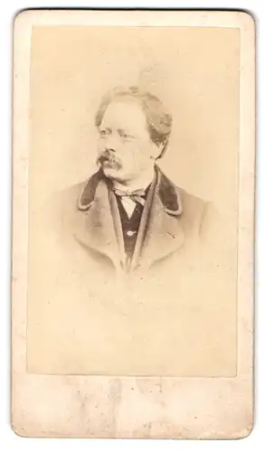Fotografie Th. Mende, Hagen, älterer Herr mit Anzug und Mantel