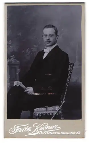 Fotografie Fritz Kiener, Tuttlingen, Bahnhofstrasse 53, Herr mit Brille im Anzug in einem Stuhl sitzend