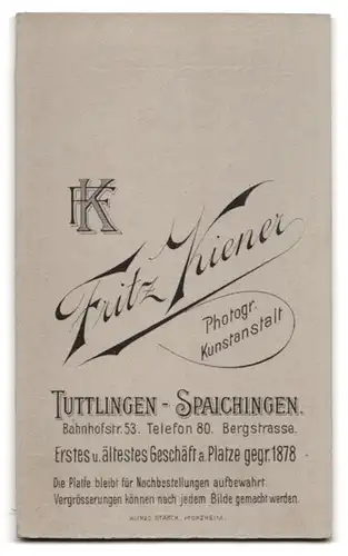Fotografie Fritz Kiener, Tuttlingen, Bahnhofstrasse 53, Herr mit Brille im Anzug in einem Stuhl sitzend