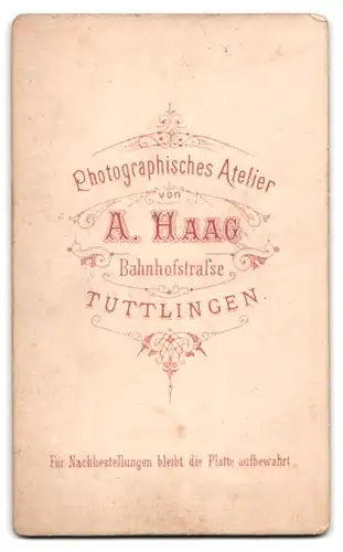 Fotografie A. Haag, Tuttlingen, Bahnhofstrasse, Dame in Kleid mit weissem Kragen