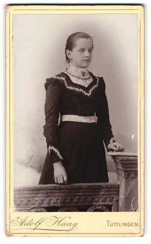 Fotografie Adolf Haag, Tuttlingen, Bahnhofstrasse, junges Fräulein in Kleid mit Spitzenkragen