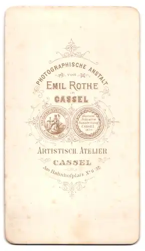 Fotografie Emil Rothe, Cassel, Am Bahnhofplatz 6, Dame mit hochgestecktem Haar und Kragenbrosche