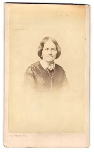 Fotografie F. Brandseph, Stuttgart, Dame im Kleid mit weissem Kragen und Kette