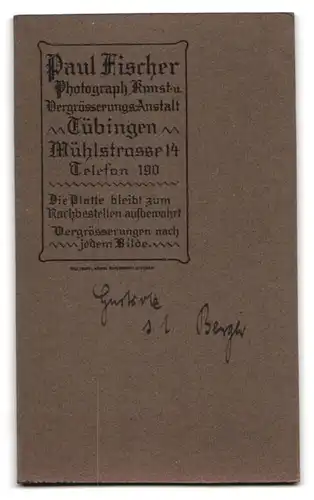 Fotografie Paul Fischer, Tübingen, Mühlstrasse 14, eleganter Herr mit Brille lesend