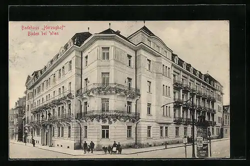AK Baden bei Wien, Badehaus Herzoghof und Litfasssäule