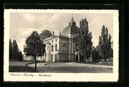 AK Rostock /Meckl., Stadttheater mit Strasse