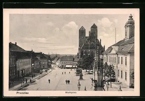 AK Prenzlau, Marktplatz mit Kirche und Denkmal