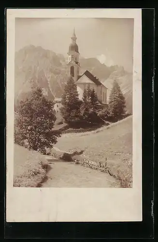 Foto-AK Obernberg, Kirche gegen das Gebirge