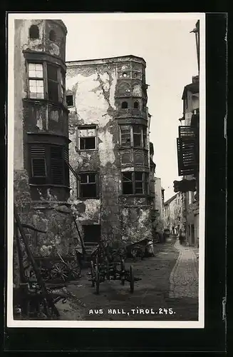 AK Hall, Häuser mit bröckelnden Fassaden