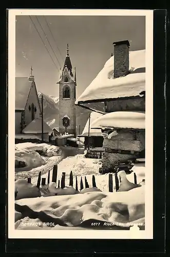 AK Serfaus, Strassenpartie mit Kirche im Winter