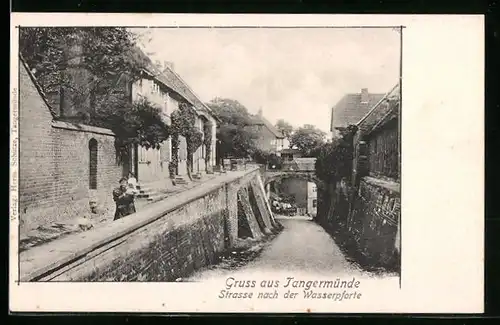 AK Tangermünde, Strasse nach der Wasserpforte, Junge Frau mit Kind